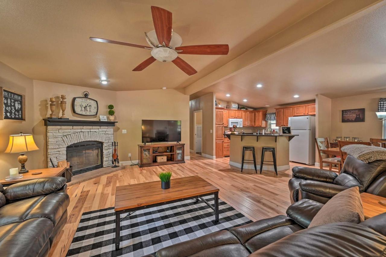 Munds Park Cabin Retreat With Deck And Fire Pit! Luaran gambar
