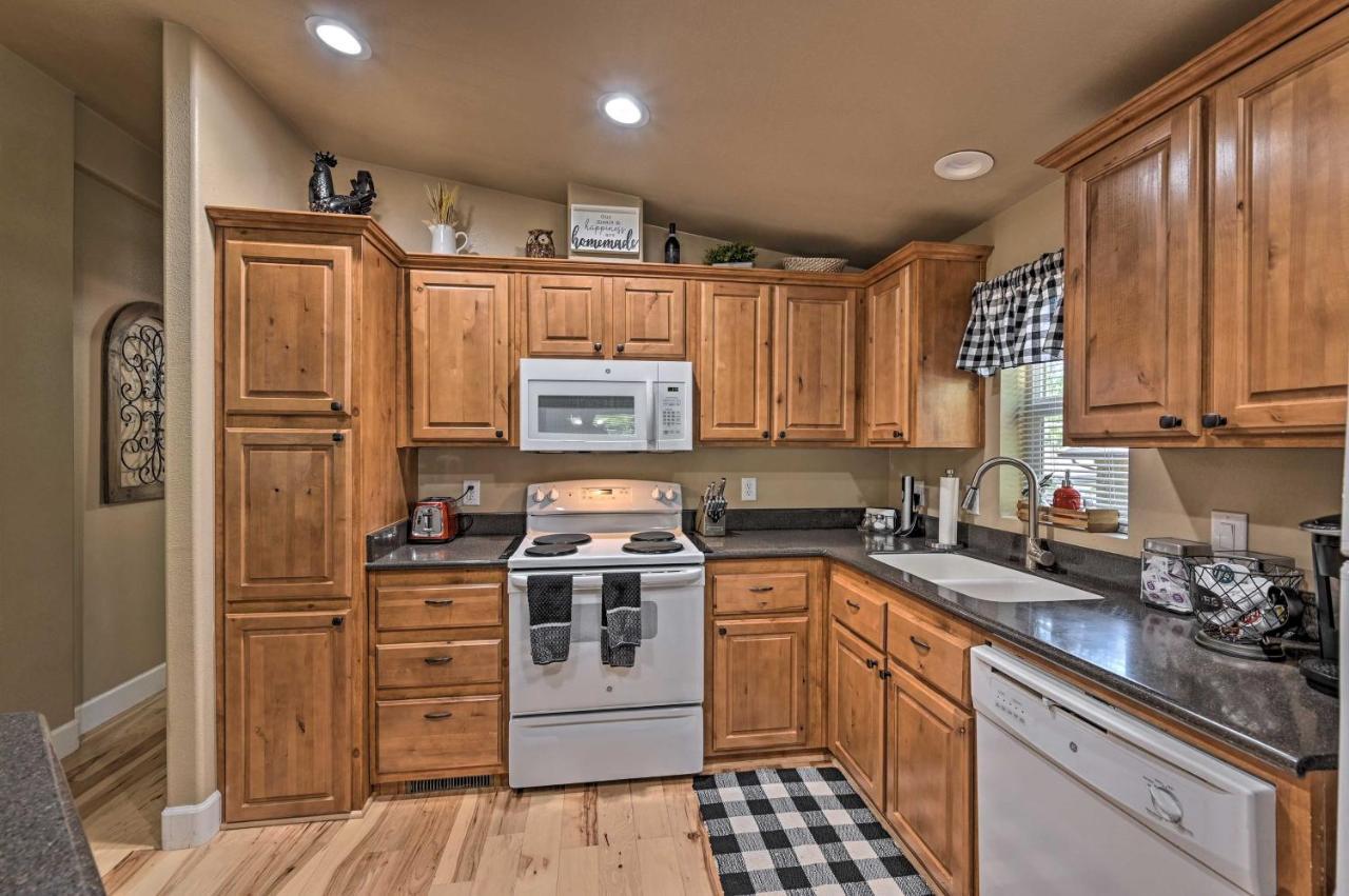 Munds Park Cabin Retreat With Deck And Fire Pit! Luaran gambar